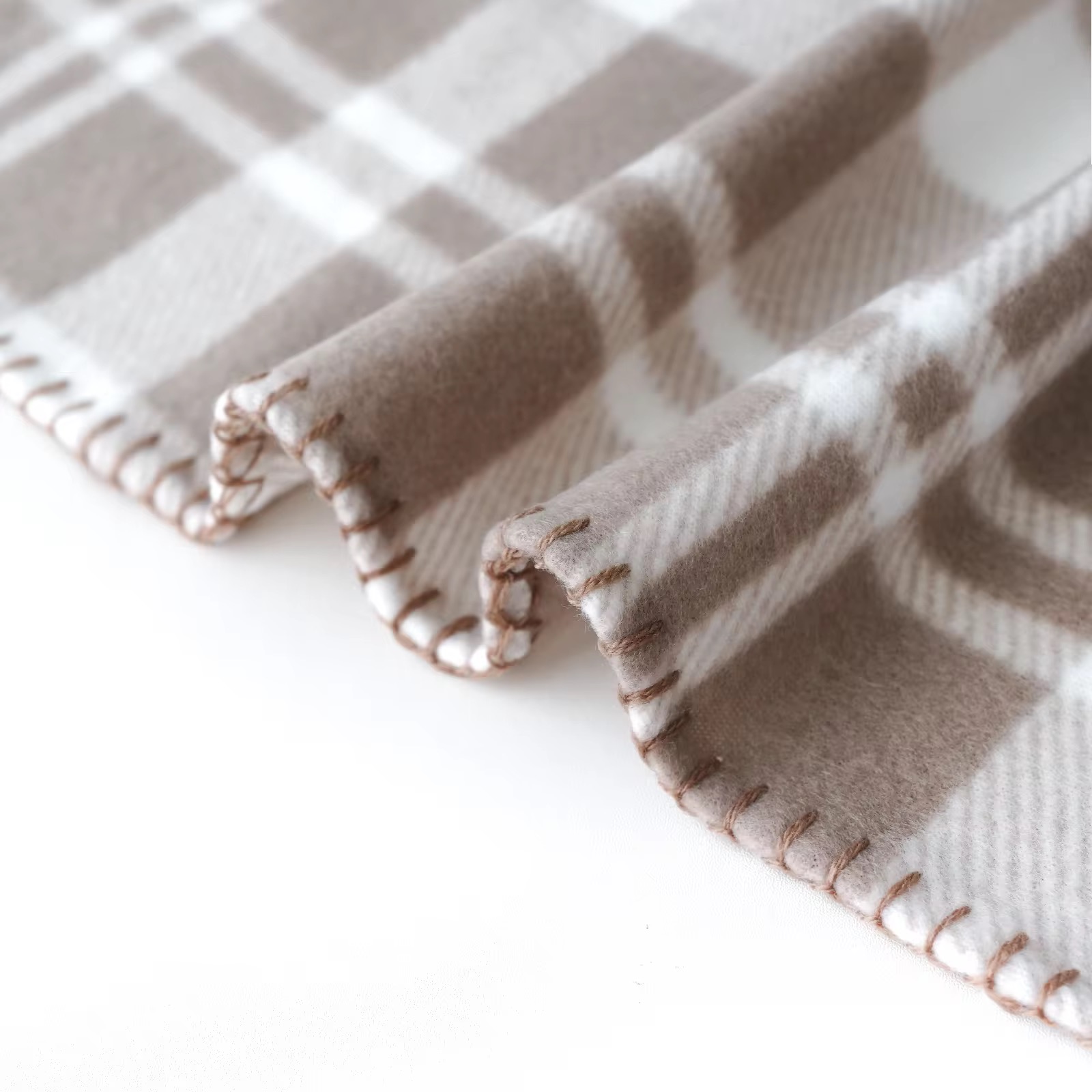 Customized Luxury Polyester Portable Checkered Plaid Double Sided Polar Fleece Blanket Lightweight Comfortable Throw Blanket